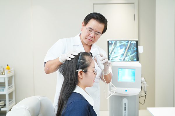 bác sĩ điều trị tóc thưa bẩm sinh