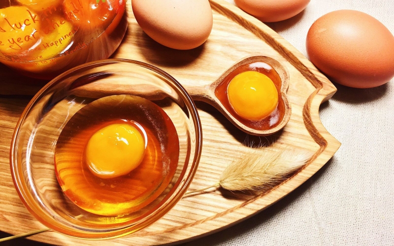 làm rậm lông mày bằng lòng đỏ trứng gà